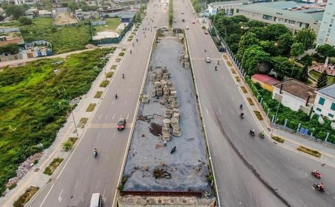 Cầu vượt giảm ùn tắc cho nút giao này đã &quot;chơ vơ&quot; hơn chục năm chưa xong