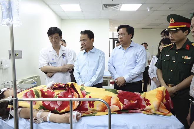 Bí thư Tỉnh ủy Vĩnh Phúc Đặng Xuân Phong và Chủ tịch UBND tỉnh Vĩnh Phúc Trần Duy Đông thăm hỏi, động viên các nạn nhân vụ tai nạn. Bí thư Tỉnh ủy Vĩnh Phúc Đặng Xuân Phong và Chủ tịch UBND tỉnh Vĩnh Phúc Trần Duy Đông thăm hỏi, động viên các nạn nhân vụ tai nạn.