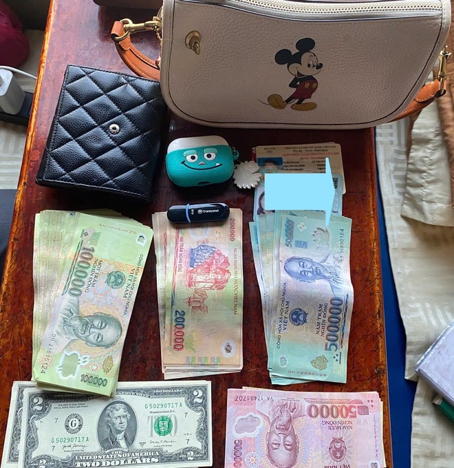 Số tiền mặt có trong chiếc túi xách mà hành khách đã bỏ quên trên tàu từ Sài Gòn ra Nha Trang