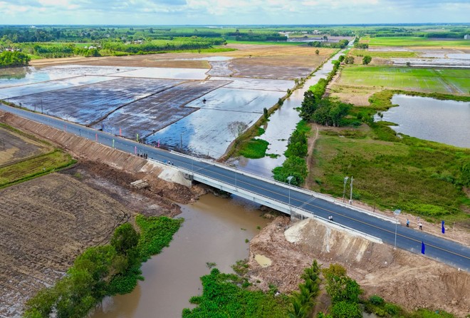 Cầu Hoà Bình và đường dẫn vừa được huyện Châu Thành, Tây Ninh khánh thành, thông xe vào ngày 25/4 vừa qua