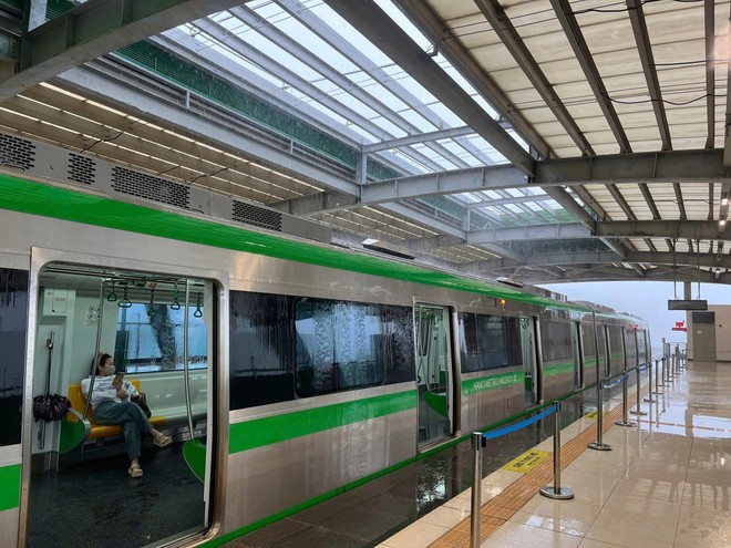 Nhà ga Yên Nghĩa tuyến metro Cát Linh- Hà Đông bị dột, nước chảy lênh láng trong sáng 23/5 (ảnh Nguyễn Trường)