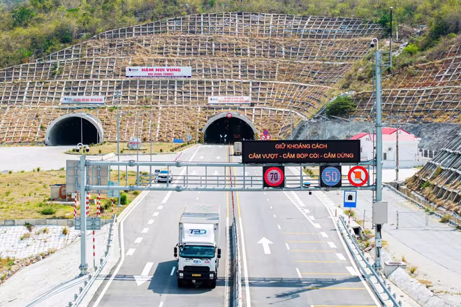 Hầm Núi Vung chính thức được chi hơn 1.100 tỷ đồng để mở rộng hoàn thiện 2 ống hầm, quy mô 6 làn xe Hầm Núi Vung chính thức được chi hơn 1.100 tỷ đồng để mở rộng hoàn thiện 2 ống hầm, quy mô 6 làn xe