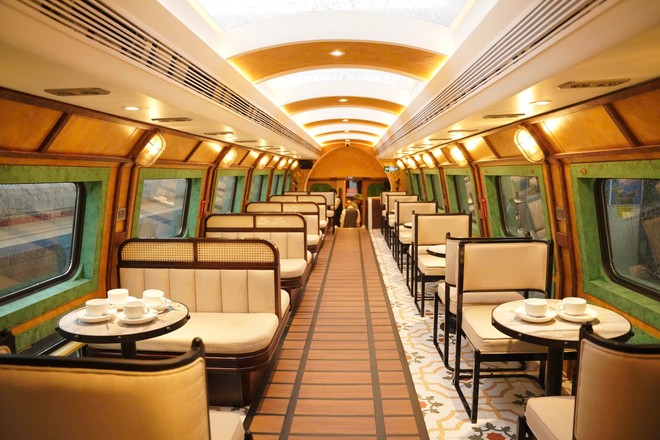 Đoàn tàu gồm 5 toa xe ghế ngồi 2 tầng và 2 toa dành riêng phục vụ du khách check-in