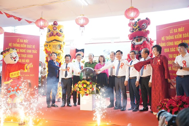 Các lãnh đạo tham dự lễ ra mắt Đoàn tàu du lịch 5 cửa ô vào sáng nay 19/8