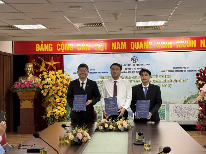 Lãnh đạo Ban QLDA Giao thông Hà Nội ký kết hợp đồng BOT dự án cao tốc trên cao Vành đai 4 với các nhà đầu tư