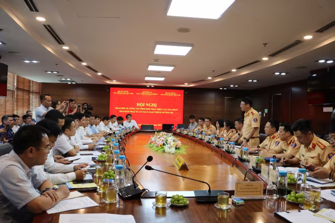 Ba đơn vị gồm Cục CSGT, Cục Đường bộ và Cục Đăng kiểm Việt Nam trao đổi về công tác phối hợp thực hiện các giải pháp bảo đảm trật tự an toàn giao thông đường bộ