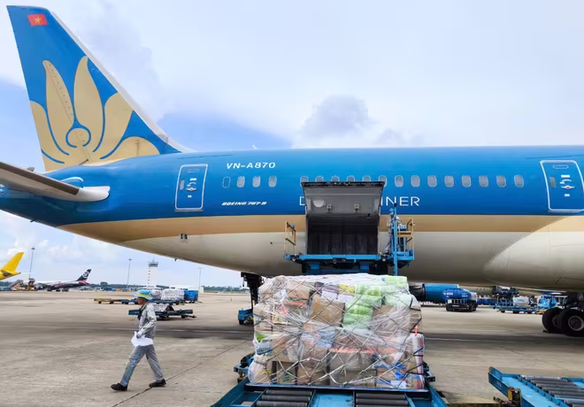 Vietnam Airlines nhận vận chuyển miễn phí hàng hoá cứu trợ đồng bào miền Trung đang bị lũ lụt Vietnam Airlines nhận vận chuyển miễn phí hàng hoá cứu trợ đồng bào miền Trung đang bị lũ lụt