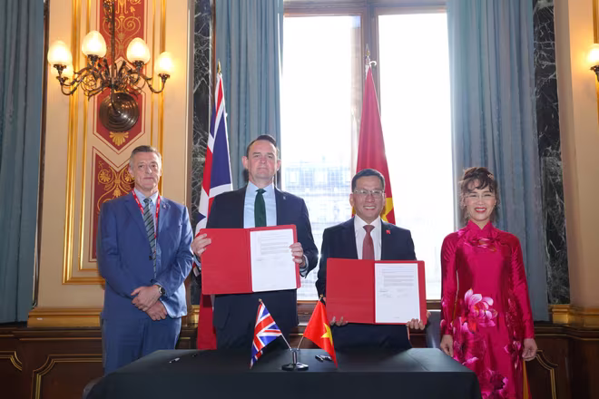 Tổng Giám đốc Vietjet Đinh Việt Phương (giữa, phải) và ông Ewen McDonald, Tổng Giám đốc Thương mại Tập đoàn Rolls-Royce (giữa, trái) ký kết hợp đồng động cơ và dịch vụ động cơ Trent 7000 trị giá 3,8 tỷ USD tại Bộ Ngoại giao Anh Tổng Giám đốc Vietjet Đinh Việt Phương (giữa, phải) và ông Ewen McDonald, Tổng Giám đốc Thương mại Tập đoàn Rolls-Royce (giữa, trái) ký kết hợp đồng động cơ và dịch vụ động cơ Trent 7000 trị giá 3,8 tỷ USD tại Bộ Ngoại giao Anh