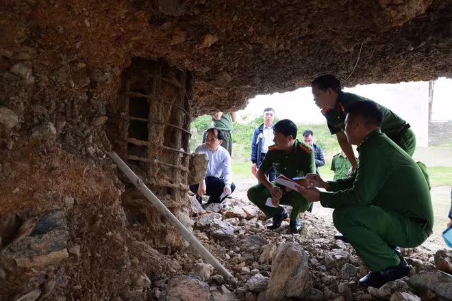 Lực lượng công an tỉnh Phú Thọ kiểm tra hiện trường cầu sông Lô Lực lượng công an tỉnh Phú Thọ kiểm tra hiện trường cầu sông Lô