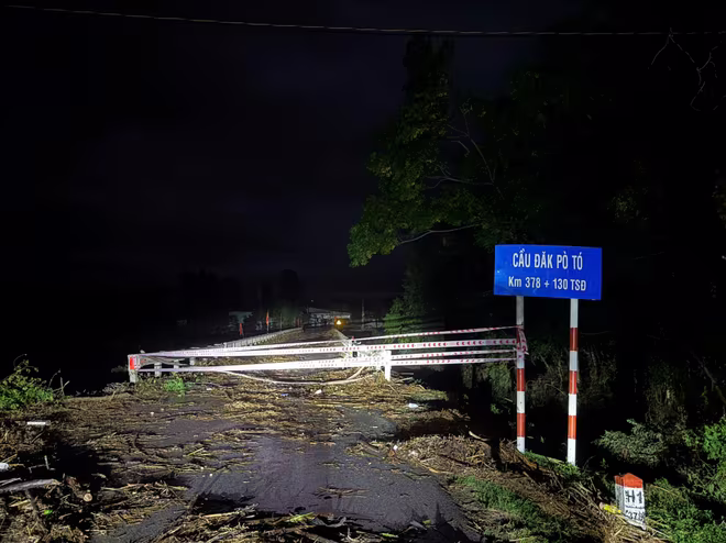 Để đi lại, người dân buộc phải đi vòng rất xa Để đi lại, người dân buộc phải đi vòng rất xa