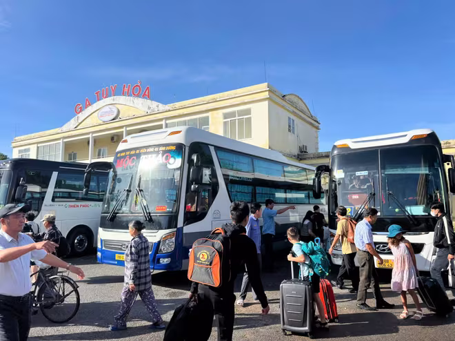 Trong ngày hôm nay, đường sắt dự kiến chuyển tải 1.500 khách bằng ô tô Trong ngày hôm nay, đường sắt dự kiến chuyển tải 1.500 khách bằng ô tô