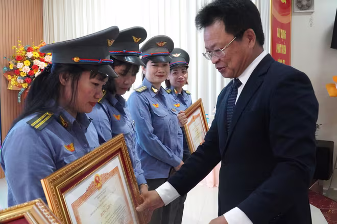 Ông Đặng Sỹ Mạnh - Chủ tịch HĐTV Tổng công ty Đường sắt Việt Nam thừa ủy quyền của Thủ tướng Chính phủ trao tặng Bằng khen cho 4 nữ nhân viên gác đường ngang dũng cảm