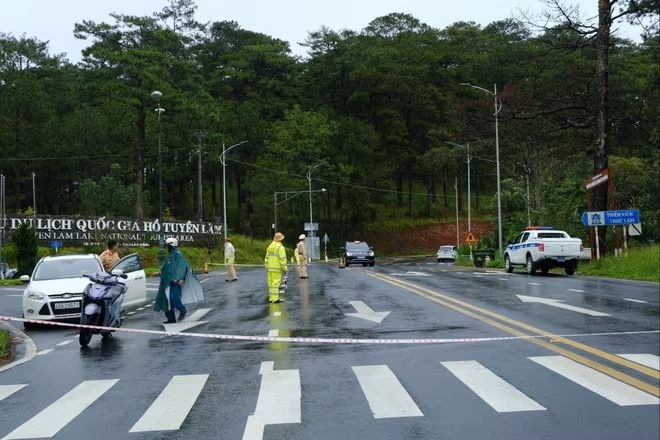 Lực lượng cảnh sát giao thông chốt trực, hướng dẫn phương tiện không lưu thông qua đèo Prenn do xuất hiện vết nứt kéo dài Lực lượng cảnh sát giao thông chốt trực, hướng dẫn phương tiện không lưu thông qua đèo Prenn do xuất hiện vết nứt kéo dài