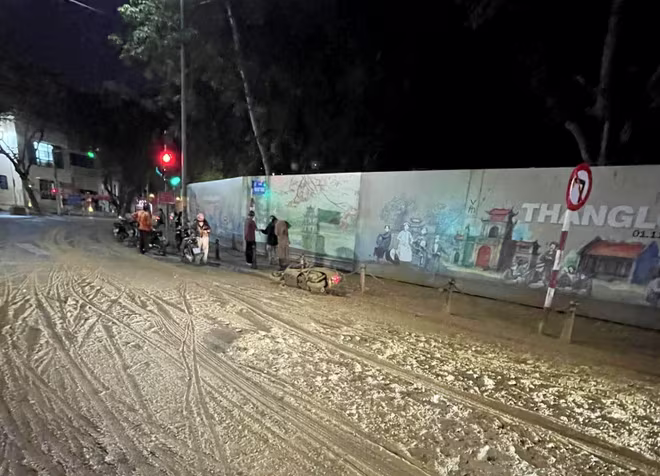 Bùn trơn trượt đầy trên mặt phố Tôn Đức Thắng vào tối qua 16/11 Bùn trơn trượt đầy trên mặt phố Tôn Đức Thắng vào tối qua 16/11