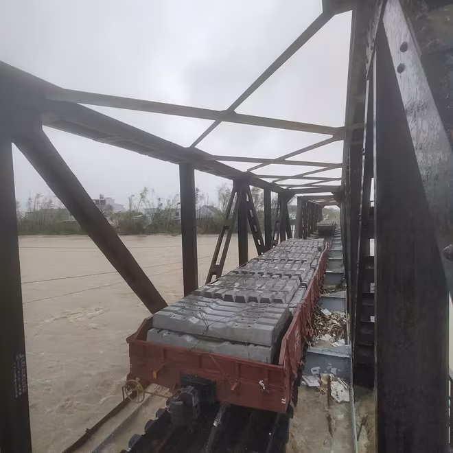 Điều tàu chở hàng chục tấn tà vẹt giữ cầu Luật Lễ 1 và 2 trước tình hình nước lũ ngày một lớn