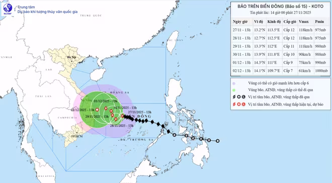 Bão số 15 vẫn duy trì cường độ giật cấp 15 nhưng gần như đứng yên ở giữa Biển Đông