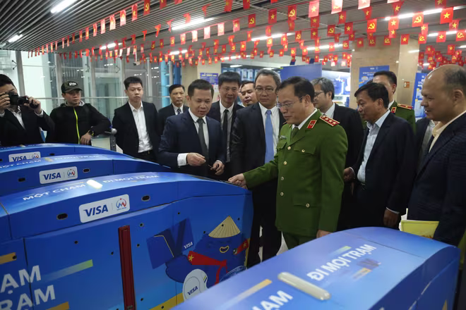 Thượng tướng Nguyễn Văn Long, Thứ trưởng Bộ Công an cùng lãnh đạo các Bộ, ngành, đơn vị liên quan trải nghiệm dịch vụ đi tàu điện Cát Linh - Hà Đông bằng định danh, nhận diện sinh trắc học tại ga Cát Linh