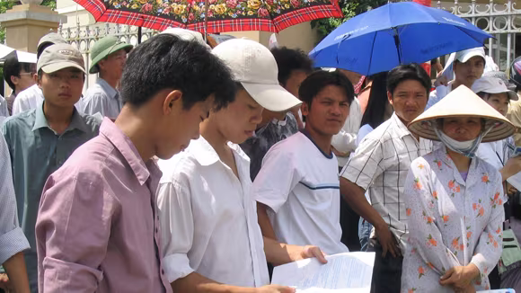 Đưa 200.000 sinh viên  ra ngoại ô học  ảnh 1