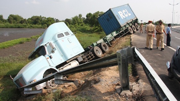 Hàng loạt tai nạn trên đường cao tốc TP.HCM - Trung Lương: ảnh 1 Hàng loạt tai nạn trên đường cao tốc TP.HCM - Trung Lương: ảnh 1