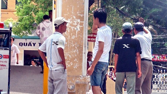 “Cò” bán máu trước cổng bệnh viện ảnh 1 “Cò” bán máu trước cổng bệnh viện ảnh 1