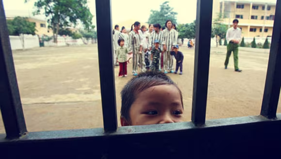 Xót xa con theo mẹ vào tù ảnh 1 Xót xa con theo mẹ vào tù ảnh 1