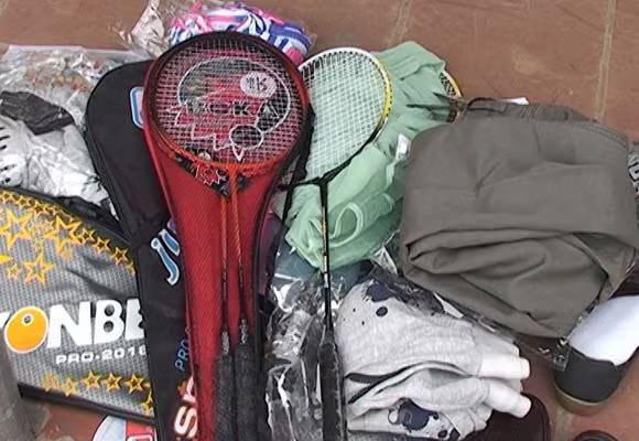 Giật mình khi biết giá gốc giày dép, kính bơi nhập lậu ảnh 3 Giật mình khi biết giá gốc giày dép, kính bơi nhập lậu ảnh 3