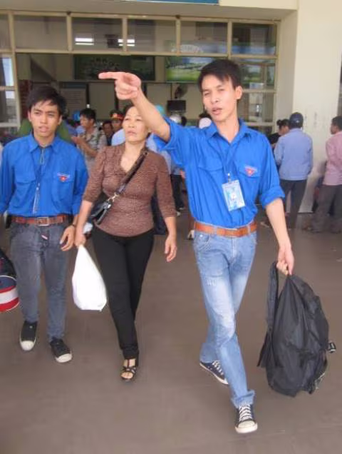 Áo xanh tình nguyện có mặt khắp các bến xe, nhà ga... hỗ trợ thí sinh ảnh 10 Áo xanh tình nguyện có mặt khắp các bến xe, nhà ga... hỗ trợ thí sinh ảnh 10