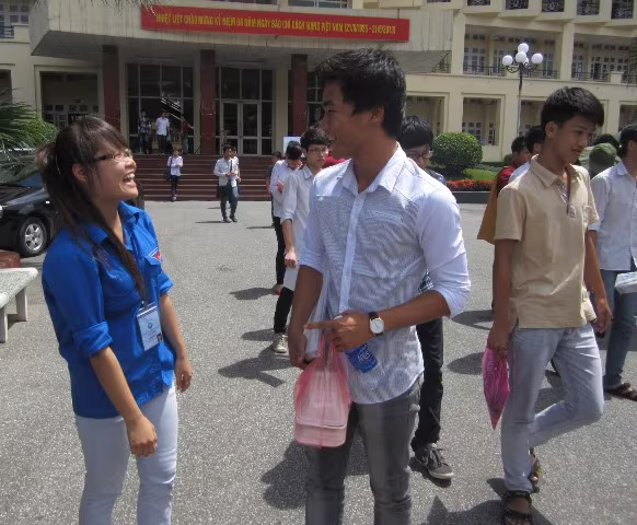 Gần 1 triệu thí sinh làm bài thi môn đầu tiên  ảnh 7 Gần 1 triệu thí sinh làm bài thi môn đầu tiên  ảnh 7