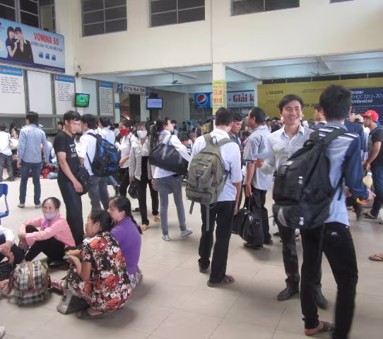 Sĩ tử "bẹp ruột", đội nắng bắt xe về quê  ảnh 6 Sĩ tử "bẹp ruột", đội nắng bắt xe về quê  ảnh 6