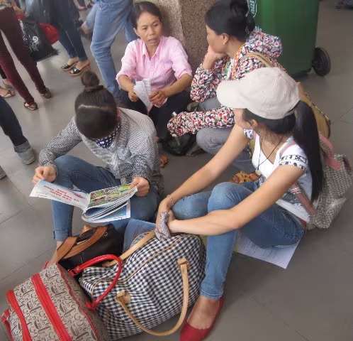 Sĩ tử "bẹp ruột", đội nắng bắt xe về quê  ảnh 9 Sĩ tử "bẹp ruột", đội nắng bắt xe về quê  ảnh 9