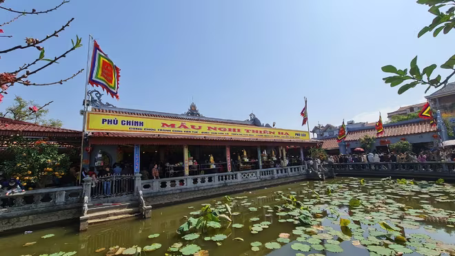 Lễ hội chợ Viềng thường được diễn ra vào đêm mùng 7, rạng sáng mùng 8 tháng Giêng.