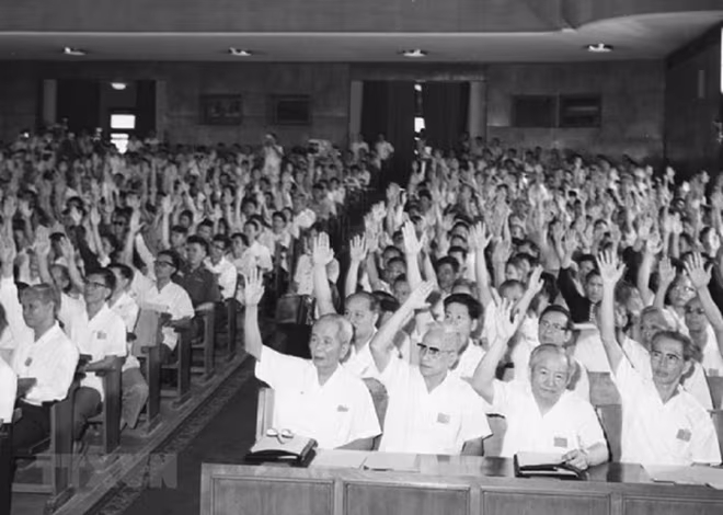 Sáng 2-7-1976, tại Kỳ họp thứ nhất, Quốc hội khóa VI đã thông qua Nghị quyết về tên nước, quốc kỳ, quốc huy, quốc ca, thủ đô... Ảnh: TTXVN Sáng 2-7-1976, tại Kỳ họp thứ nhất, Quốc hội khóa VI đã thông qua Nghị quyết về tên nước, quốc kỳ, quốc huy, quốc ca, thủ đô... Ảnh: TTXVN