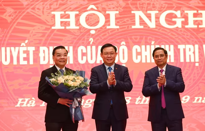 Trưởng Ban Tổ chức Trung ương Phạm Minh Chính và Bí thư Thành ủy Hà Nội Vương Đình Huệ chúc mừng tân Phó Bí thư Thành ủy Chu Ngọc Anh