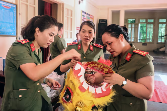 Cán bộ chiến sỹ CAQ Hà Đông tất bật chuẩn bị từng món đồ chơi phục vụ các cháu vui Tết Trung thu