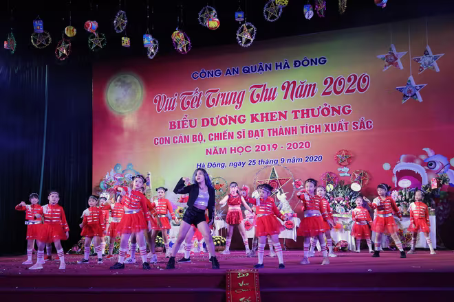 Đặc biệt, trong năm học 2019-2020 vừa qua, con em CBCS CAQ Hà Đông có 1 cháu đạt giải quốc tế, 3 cháu đạt giải học sinh giỏi cấp quận, 269 cháu đạt danh hiệu học sinh Giỏi cấp trường, 175 cháu đạt danh hiệu học sinh Tiên tiến.