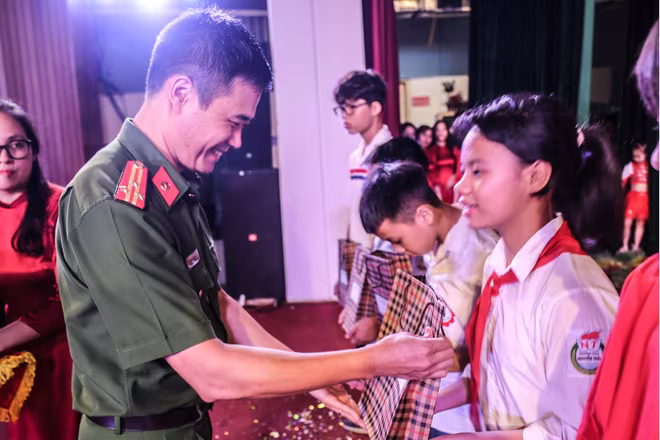 Thượng tá Nguyễn Ngọc Quyền, Bí thư Đảng ủy, Trưởng Công an Quận Hà Đông cho biết “Kết quả học tập của các cháu là niềm tự hào cho cha, mẹ, đồng thời cũng là nguồn cổ vũ để cha, mẹ các cháu hoàn thành tốt nhiệm vụ chính trị mà CAQ giao phó”.