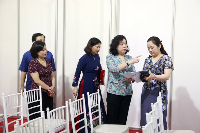 Phó Bí thư Thường trực Thành ủy Ngô Thị Thanh Hằng kiểm tra cơ sở vật chất tại khu vực họp tổ phục vụ Đại hội Đảng bộ TP Phó Bí thư Thường trực Thành ủy Ngô Thị Thanh Hằng kiểm tra cơ sở vật chất tại khu vực họp tổ phục vụ Đại hội Đảng bộ TP