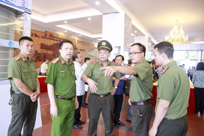 Thiếu tướng Nguyễn Hải Trung, Giám đốc CATP nghe báo cáo công tác bảo vệ an ninh trật tự phục vụ Đại hội Đảng bộ TP. Phó Bí thư Thường trực Thành ủy Ngô Thị Thanh Hằng kiểm tra cơ sở vật chất tại khu vực họp tổ phục vụ Đại hội Đảng bộ TP Thiếu tướng Nguyễn Hải Trung, Giám đốc CATP nghe báo cáo công tác bảo vệ an ninh trật tự phục vụ Đại hội Đảng bộ TP. Phó Bí thư Thường trực Thành ủy Ngô Thị Thanh Hằng kiểm tra cơ sở vật chất tại khu vực họp tổ phục vụ Đại hội Đảng bộ TP