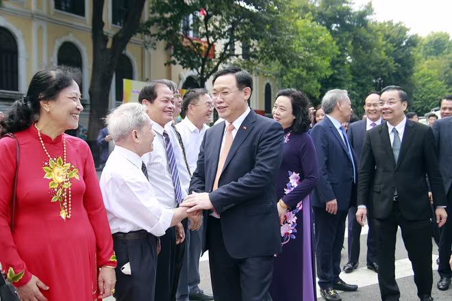 Bí thư Thành ủy Vương Đình Huệ hỏi thăm nhân dân nhân dịp 1010 năm Thăng Long - Hà Nội