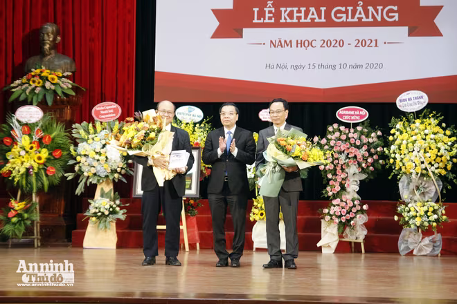Chủ tịch UBND TP Chu Ngọc Anh trao cuốn sách“Chuyển đổi số - Sống sót & Bứt phá” – món quà đặc biệt của đồng chí Vương Đình Huệ, Ủy viên Bộ Chính trị, Bí thư Thành ủy Hà Nội tặng trường Đại học Bách khoa Hà Nội Chủ tịch UBND TP Chu Ngọc Anh trao cuốn sách“Chuyển đổi số - Sống sót & Bứt phá” – món quà đặc biệt của đồng chí Vương Đình Huệ, Ủy viên Bộ Chính trị, Bí thư Thành ủy Hà Nội tặng trường Đại học Bách khoa Hà Nội
