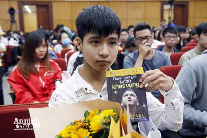 Tân sinh viên Nguyễn Tất Minh (nhân vật trong câu truyện xúc động về đôi bạn 10 năm cõng nhau tới trường) cùng món quà đặc biệt của Bí thư Thành ủy Vương Đình Huệ Tân sinh viên Nguyễn Tất Minh (nhân vật trong câu truyện xúc động về đôi bạn 10 năm cõng nhau tới trường) cùng món quà đặc biệt của Bí thư Thành ủy Vương Đình Huệ