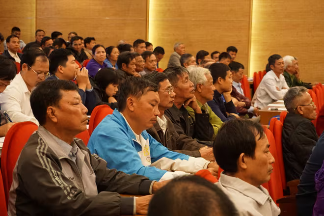 Người dân nghe các đơn vị của TP trả lời các kiến nghị tại buổi đối thoại