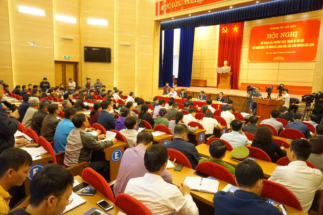 Toàn cảnh cuộc đối thoại của Thường trực Thành ủy Hà Nội với người dân ba xã bị ảnh hưởng bởi khu xử lý rác Sóc Sơn Toàn cảnh cuộc đối thoại của Thường trực Thành ủy Hà Nội với người dân ba xã bị ảnh hưởng bởi khu xử lý rác Sóc Sơn