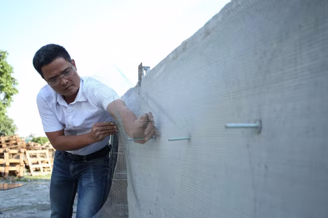 Anh Lê Trung Hiếu đang khẩn trương hoàn thiện mẫu nhà chống lũ đầu tiên... Anh Lê Trung Hiếu đang khẩn trương hoàn thiện mẫu nhà chống lũ đầu tiên...
