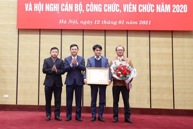 Thừa ủy quyền của Thủ tướng Chính phủ, Phó Chủ tịch UBND TP Hà Nội Hà Minh Hải đã trao Bằng khen của Thủ tướng Chính phủ tặng Phòng Quản lý đô thị, Văn phòng UBND TP... Thừa ủy quyền của Thủ tướng Chính phủ, Phó Chủ tịch UBND TP Hà Nội Hà Minh Hải đã trao Bằng khen của Thủ tướng Chính phủ tặng Phòng Quản lý đô thị, Văn phòng UBND TP...