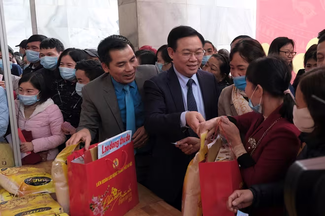 Bí thư Thành ủy Vương Đình Huệ thăm hỏi, động viên công nhân dự chương trình &quot;Tết sum vầy&quot;