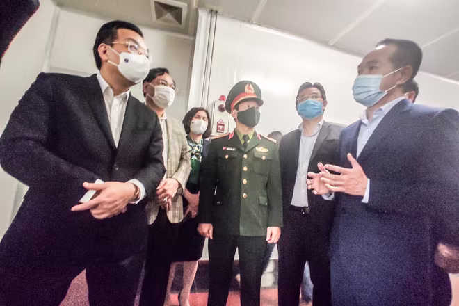 Chủ tịch UBND TP Chu Ngọc Anh nghe báo cáo về công tác phòng chống Covid-19 tại Công ty Cổ phần chăn nuôi CP, Chương Mỹ, Hà Nội