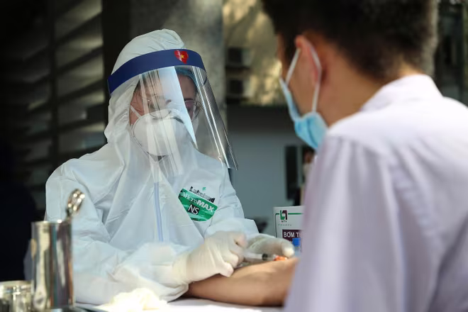 Hà Nội đã khẩn trương hoàn thành việc xét nghiệm gần 18.000 người về từ vùng dịch