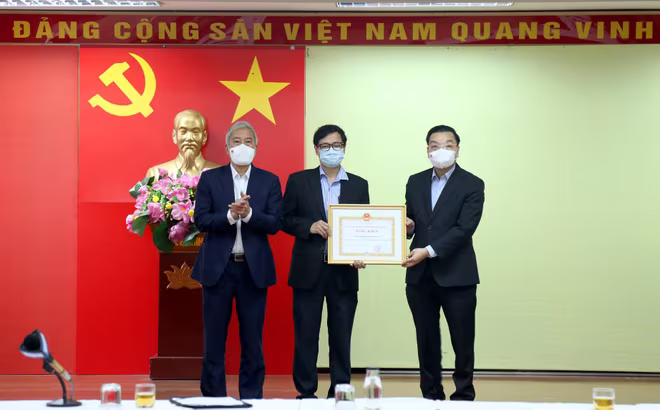 Chủ tịch UBND TP Chu Ngọc Anh tặng bằng khen cho tập thể Trung tâm kiểm soát bệnh tật Chủ tịch UBND TP Chu Ngọc Anh tặng bằng khen cho tập thể Trung tâm kiểm soát bệnh tật
