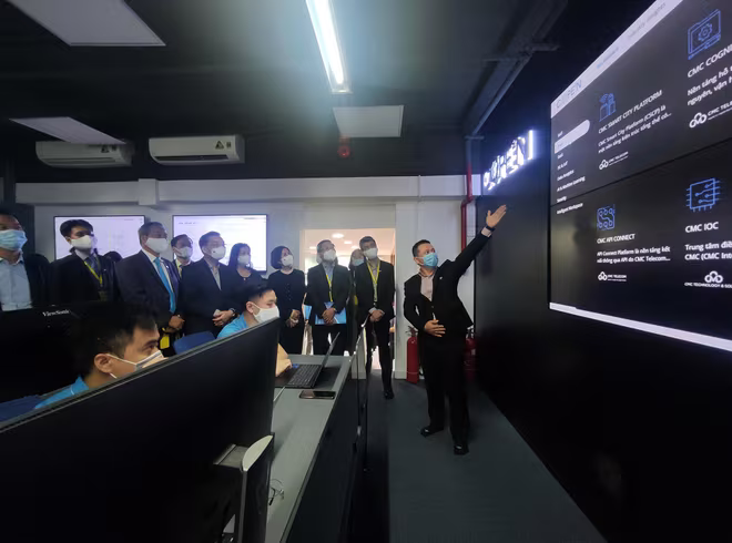 Chủ tịch UBND TP Chu Ngọc Anh chứng kiến các công nghệ tiên tiến tại Công ty CP Tập đoàn Công nghệ CMC Chủ tịch UBND TP Chu Ngọc Anh chứng kiến các công nghệ tiên tiến tại Công ty CP Tập đoàn Công nghệ CMC